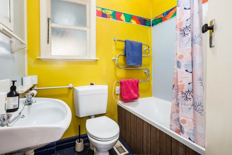 Photo of property in 1 Pukatea Street, Eastbourne, Lower Hutt, 5013