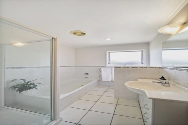 Photo of property in 8 Harford Place, Pakuranga Heights, Auckland, 2010