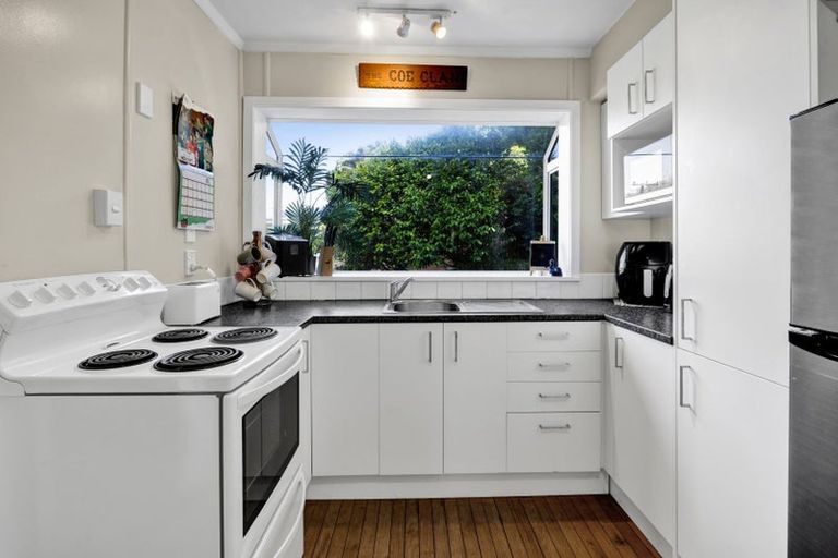 Photo of property in 27 Seaview Road, Marfell, New Plymouth, 4310