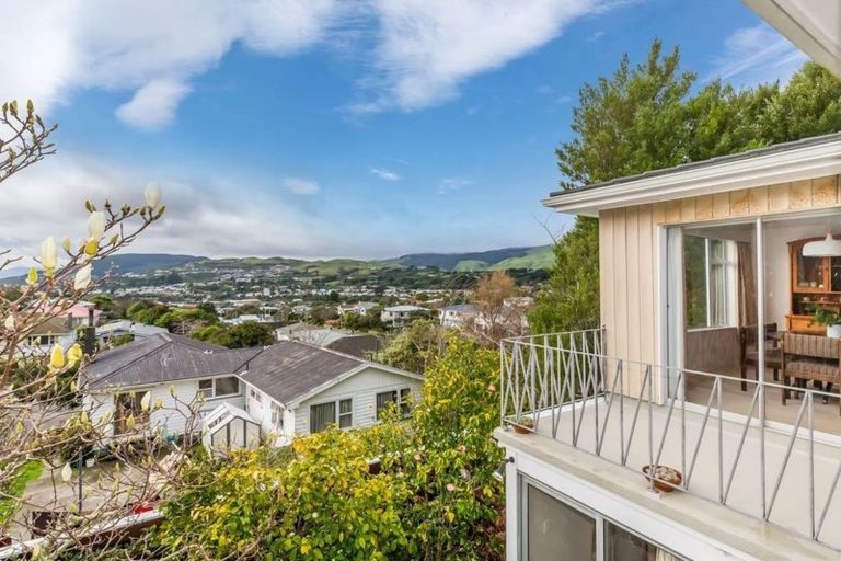 Photo of property in 3a Saint Johns Terrace, Tawa, Wellington, 5028