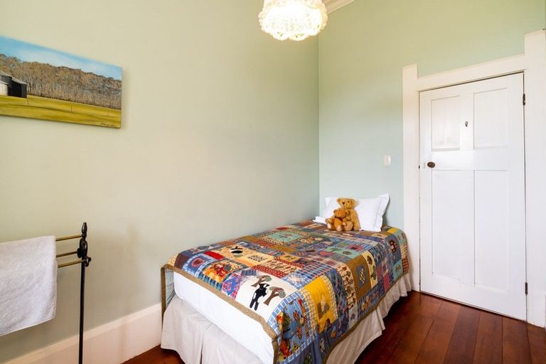 Photo of property in 16 Sealy Road, Bluff Hill, Napier, 4110