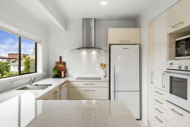 Photo of property in 1/27 Knightsbridge Drive, Forrest Hill, Auckland, 0620