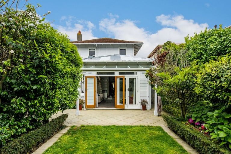 Photo of property in 19 Brougham Street, Mount Victoria, Wellington, 6011