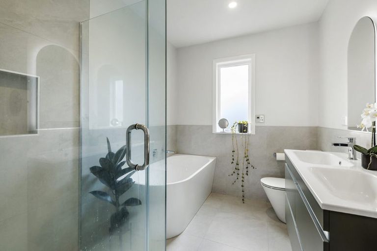 Photo of property in 17 Rangatira Road, Birkdale, Auckland, 0626