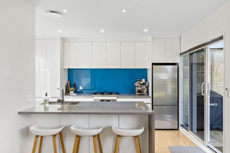 Photo of property in 1/266 Forrest Hill Road, Forrest Hill, Auckland, 0620