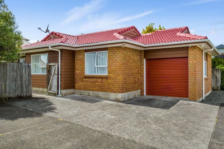 Photo of property in 2/5 Newington Road, Henderson, Auckland, 0612