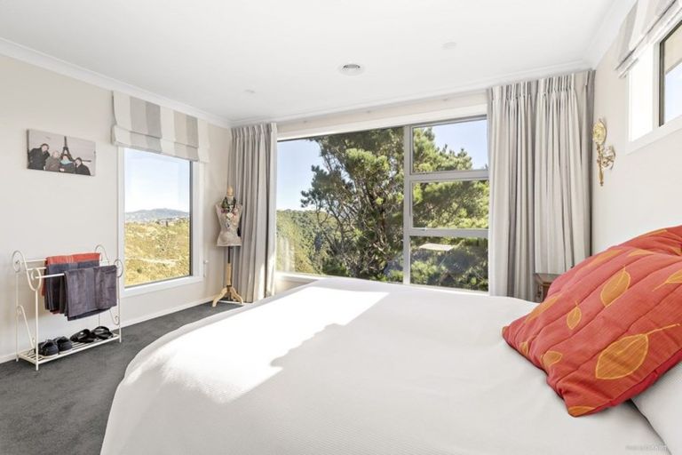 Photo of property in 8 Piper Way, Newlands, Wellington, 6037