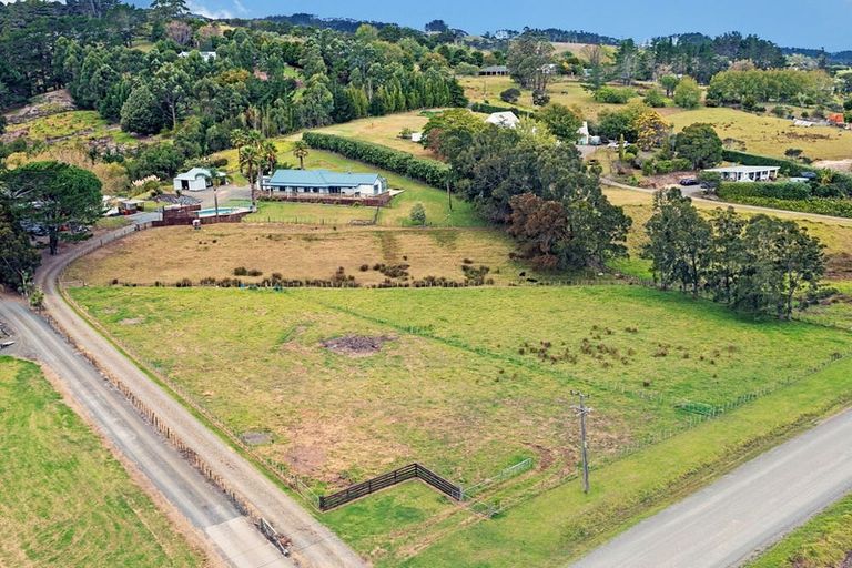 Photo of property in 141 Mangakura Road, Helensville, 0875