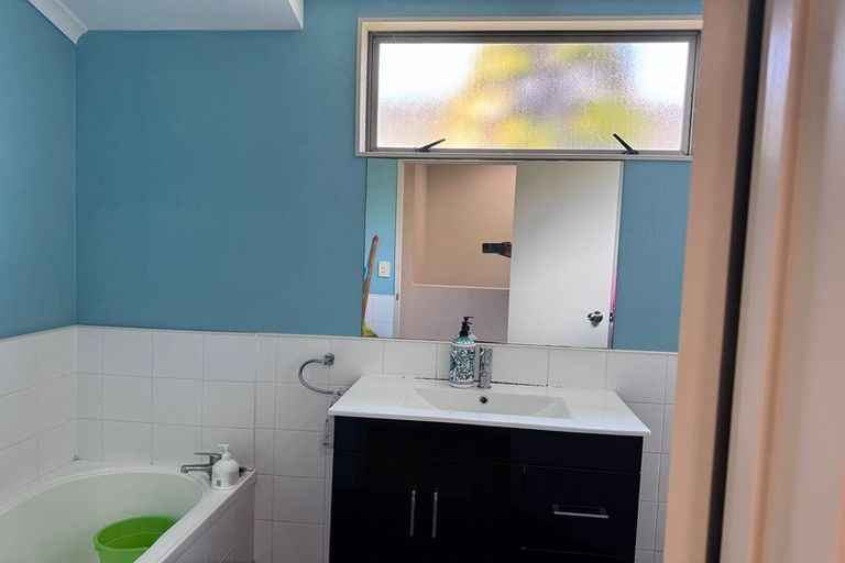 Photo of property in 35 Verdale Circle, Glen Eden, Auckland, 0602