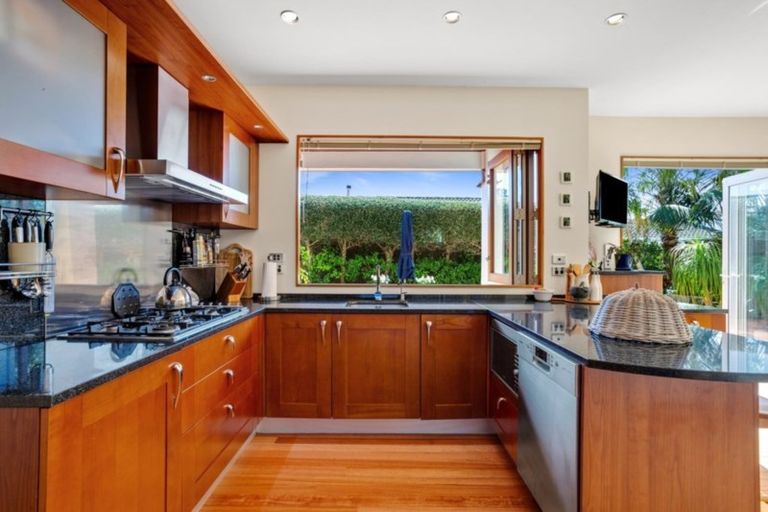 Photo of property in 1/13 Milford Road, Milford, Auckland, 0620