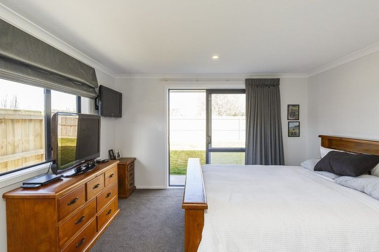 Photo of property in 22 Freedom Drive, Kelvin Grove, Palmerston North, 4414
