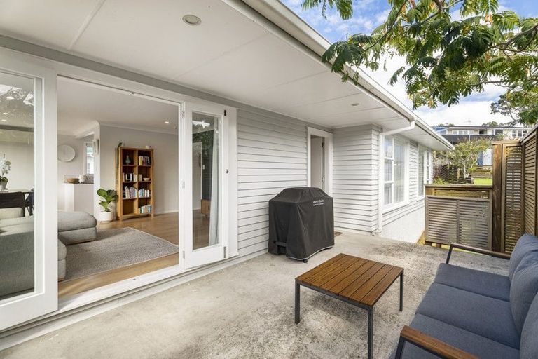 Photo of property in 13 Red Beach Road, Red Beach, 0932