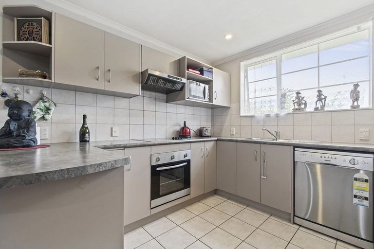 Photo of property in 182 Keri Vista Rise, Papakura, 2110