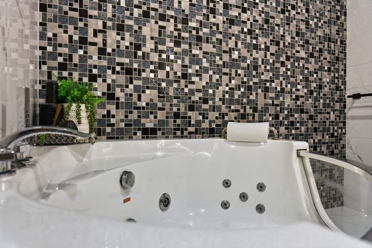 Photo of property in 7d Babich Road, Henderson Valley, Auckland, 0614