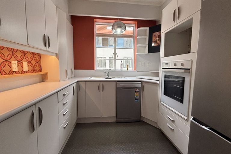 Photo of property in Wharenui Apartments, 274 Oriental Parade, Oriental Bay, Wellington, 6011