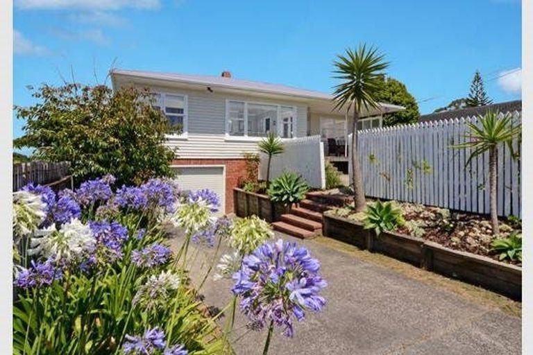 Photo of property in 296 East Coast Road, Forrest Hill, Auckland, 0620