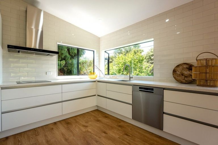 Photo of property in 11 Lannan Road, Surfdale, Waiheke Island, 1081