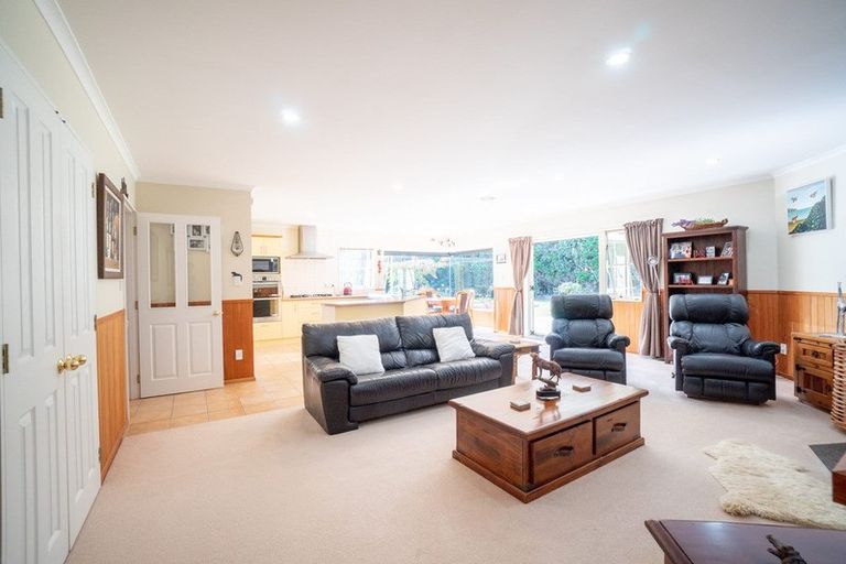 Photo of property in 50 Waicola Drive, Fitzherbert, Palmerston North, 4471