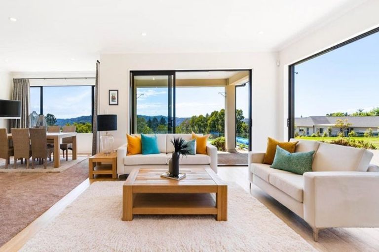 Photo of property in 10 Warman Road, Okura, Auckland, 0792