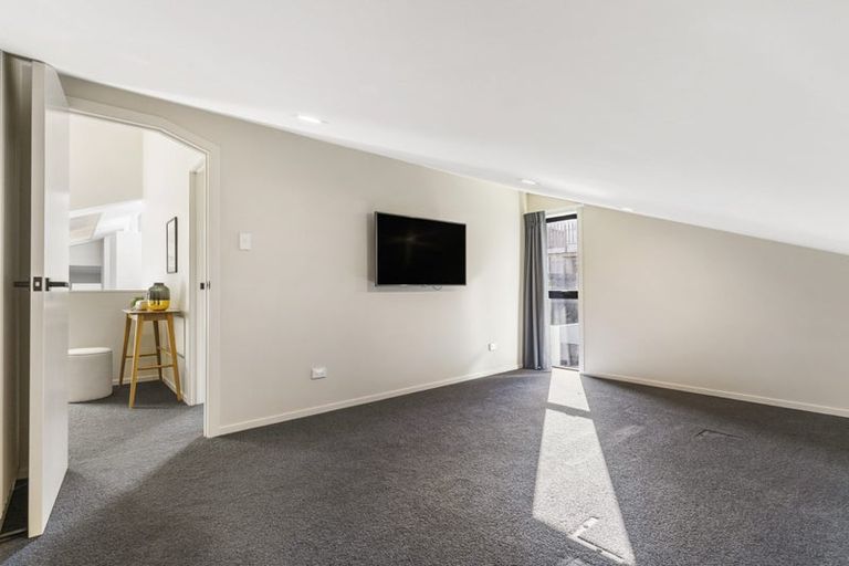 Photo of property in 11 Eugen Place, Bayview, Auckland, 0629