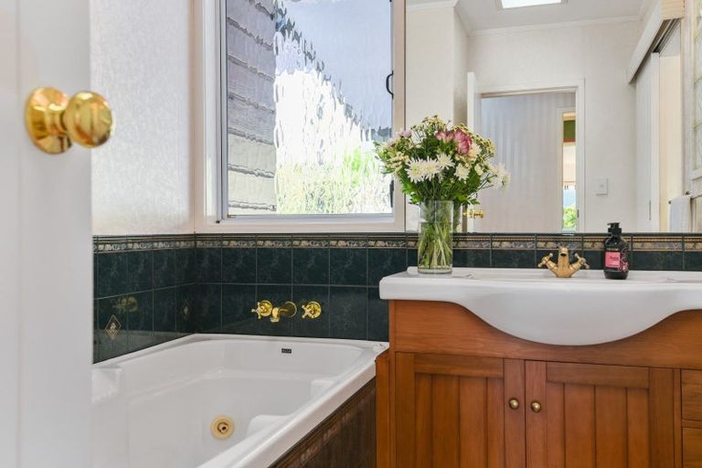 Photo of property in 6 Pah Road, Kawaha Point, Rotorua, 3010