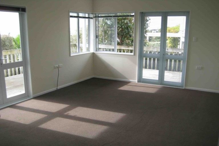 Photo of property in 1a Garadice Road, Rothesay Bay, Auckland, 0630