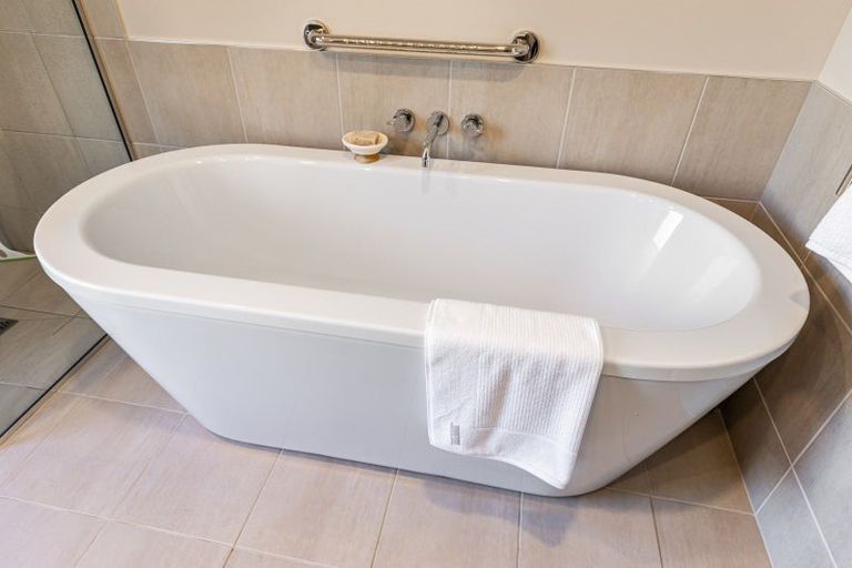 Photo of property in 10 Glentui Place, Waikawa, Picton, 7220