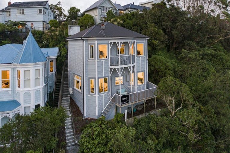 Photo of property in 112 Kelburn Parade, Kelburn, Wellington, 6012