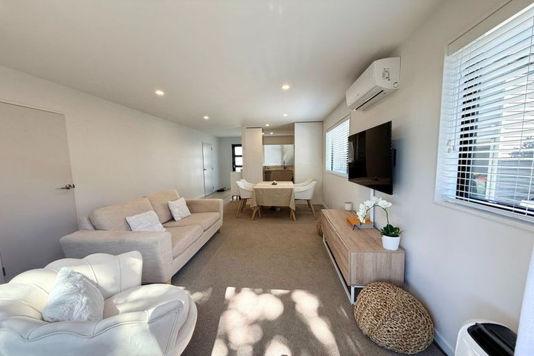 Photo of property in 9 Korowha Place, New Lynn, Auckland, 0600