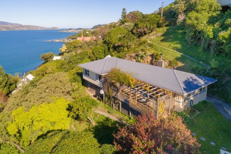 Photo of property in 34 Fortification Road, Karaka Bays, Wellington, 6022