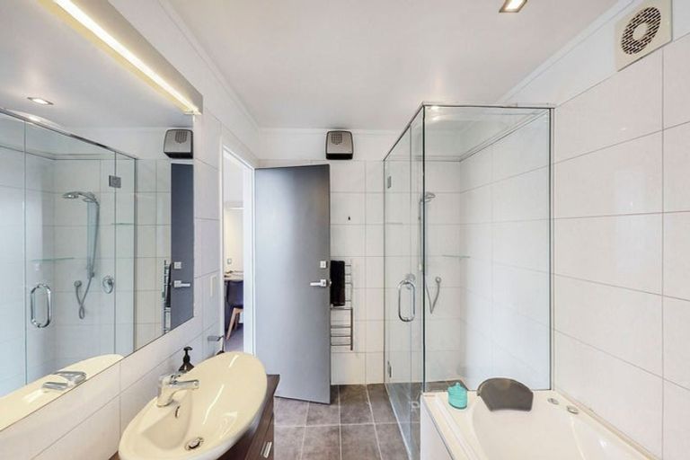 Photo of property in 11 Sovereign Point, Kaiwharawhara, Wellington, 6035