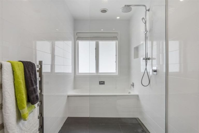 Photo of property in 968 East Coast Road, Northcross, Auckland, 0632