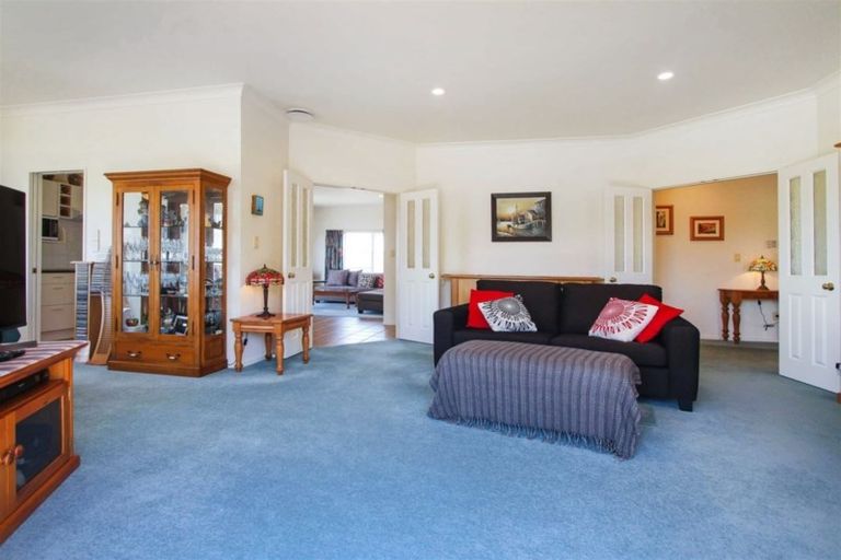 Photo of property in 22 Bluebird Crescent, Unsworth Heights, Auckland, 0632