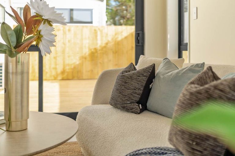 Photo of property in 8b Deuxberry Avenue, Northcote, Auckland, 0627