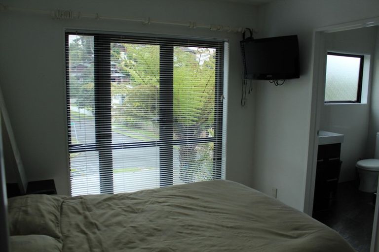 Photo of property in 2/2 Heatherleigh Rise, Northcross, Auckland, 0632