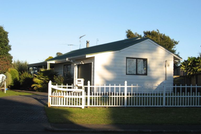 Photo of property in 28 Hadley Wood Drive, Wattle Downs, Auckland, 2103