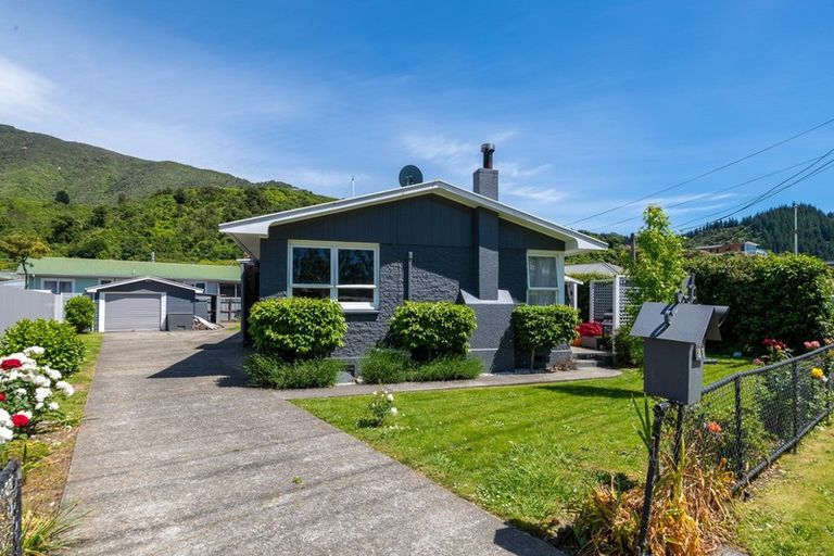 Photo of property in 27 Kent Street, Picton, 7220