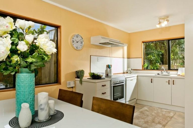 Photo of property in 2/21 Greenvalley Rise, Glenfield, Auckland, 0629