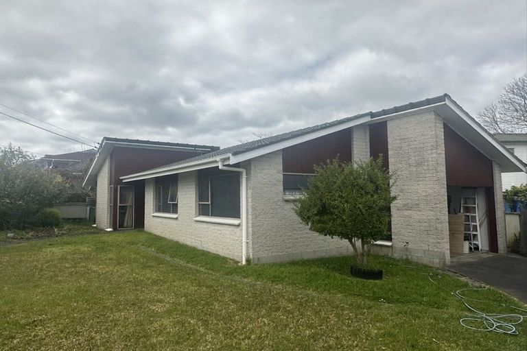 Photo of property in 121 Chivalry Road, Glenfield, Auckland, 0629