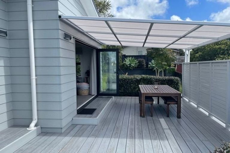 Photo of property in 32 Meadowood Drive, Unsworth Heights, Auckland, 0632