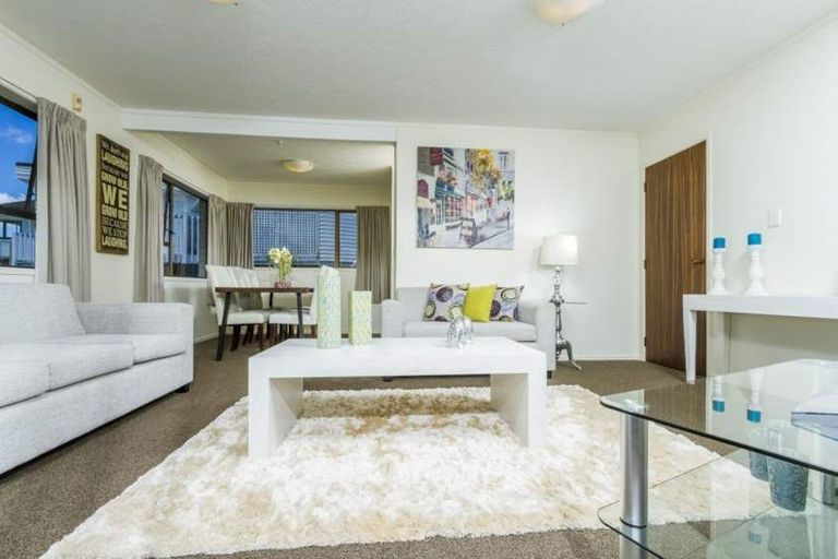 Photo of property in 1/5 Clematis Avenue, Murrays Bay, Auckland, 0630