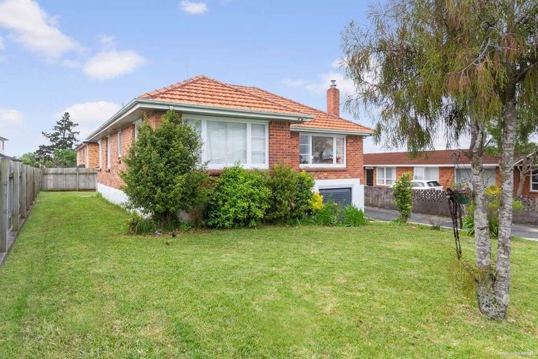 Photo of property in 99 Golf Road, New Lynn, Auckland, 0600