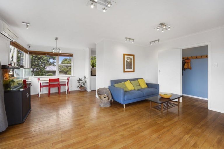 Photo of property in 1 Innes Way, Newlands, Wellington, 6037