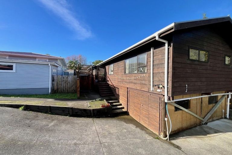 Photo of property in 2/11 Firle Place, Green Bay, Auckland, 0604