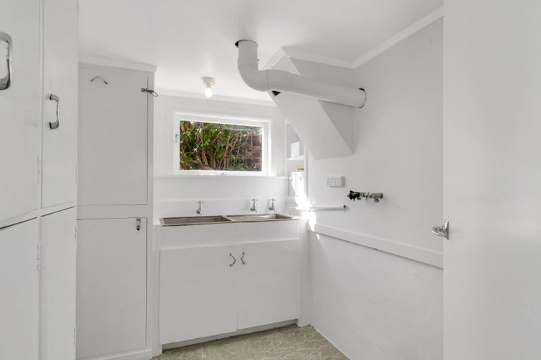 Photo of property in 16 Royal View Road, Te Atatu South, Auckland, 0610