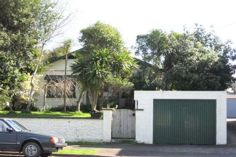 Photo of property in 28 Hine Street, New Plymouth, 4310