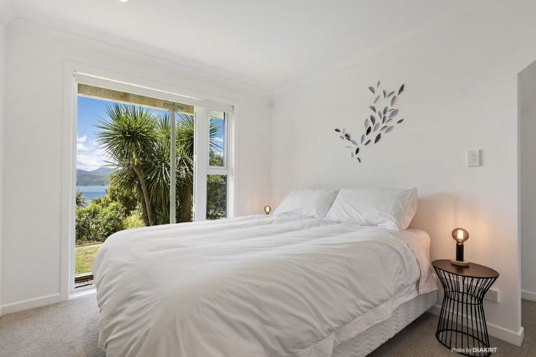 Photo of property in 4 Fortification Road, Karaka Bays, Wellington, 6022