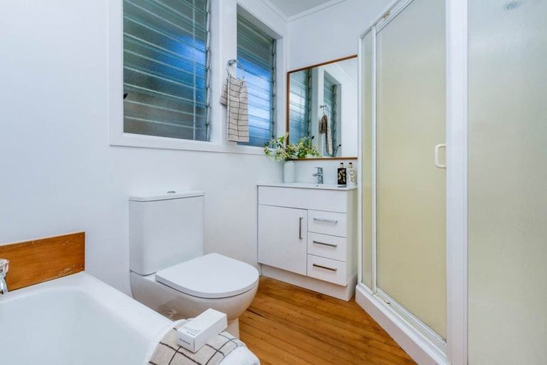 Photo of property in 1/4 Bond Crescent, Forrest Hill, Auckland, 0620