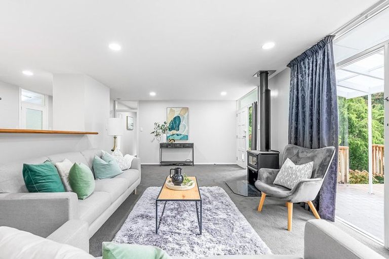 Photo of property in 15 Elmslie Road, Pinehaven, Upper Hutt, 5019