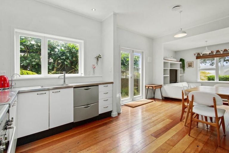 Photo of property in 211 Marine Parade, Seatoun, Wellington, 6022